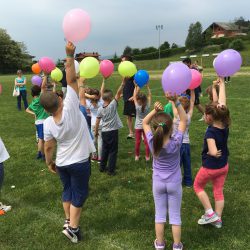 Kinder und Luftballons