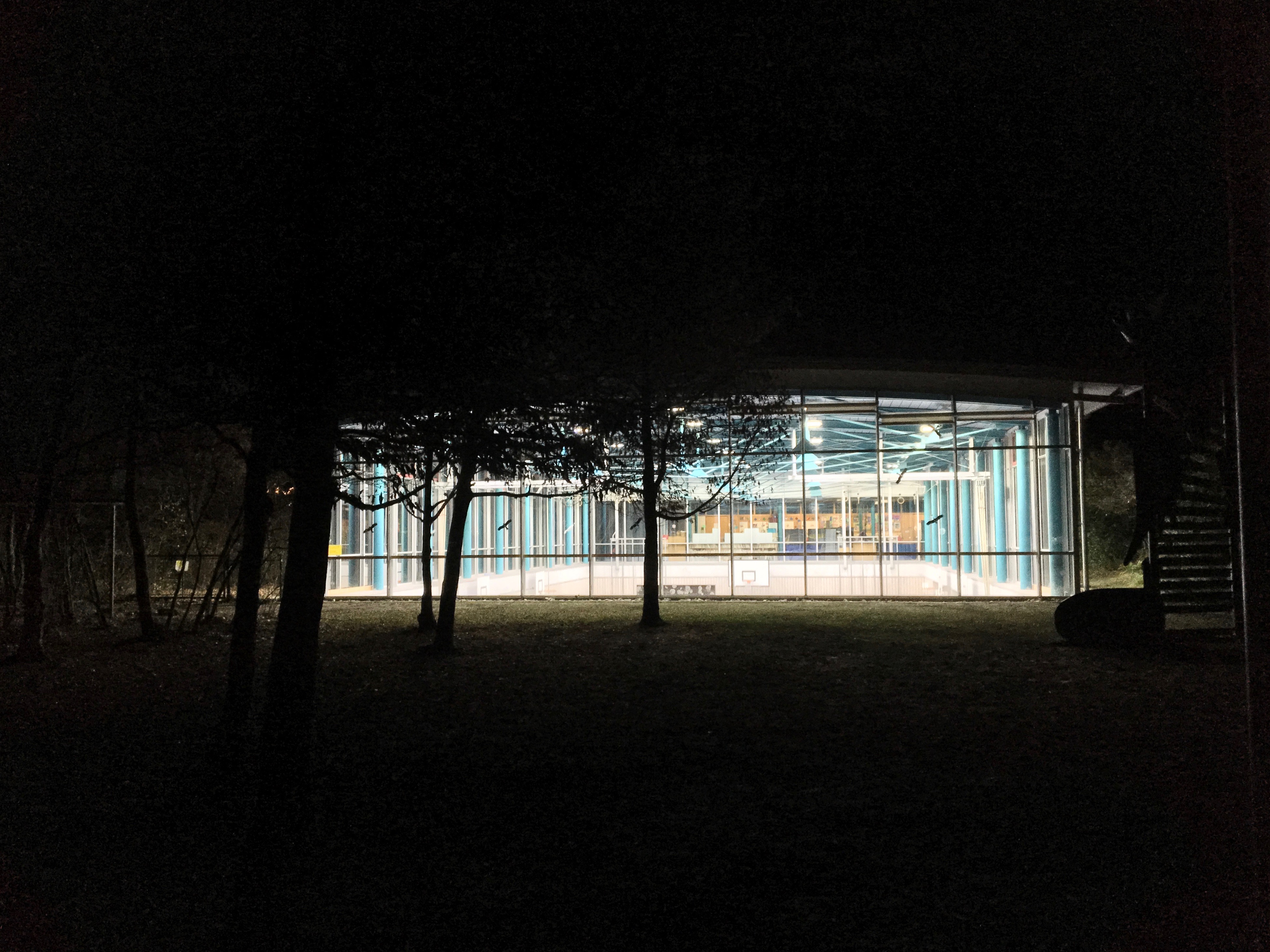 Sporthalle bei Nacht