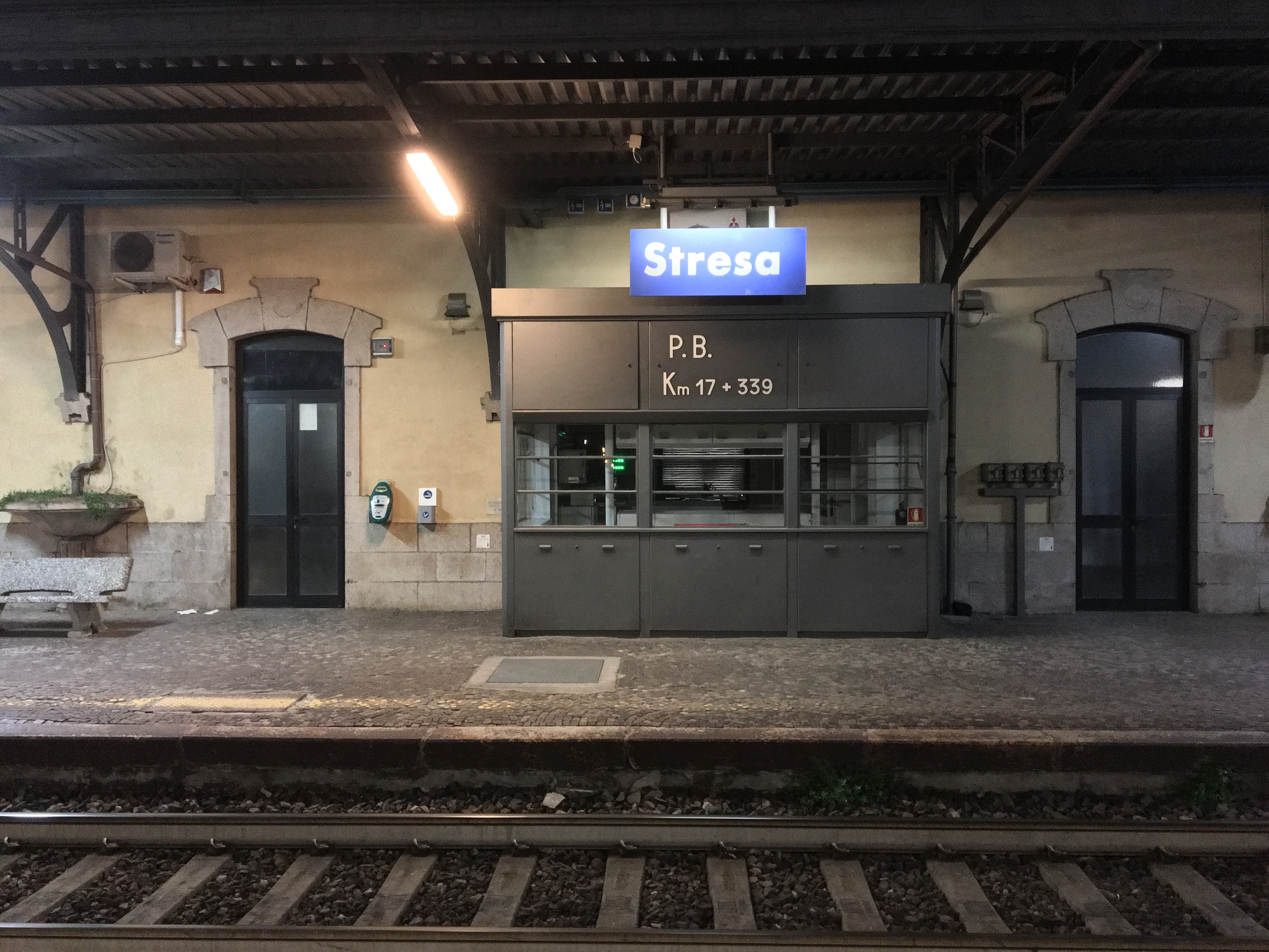 Bahnhof in Stresa bei Nacht