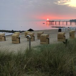 Strandkörbe im Sonnenaufgang